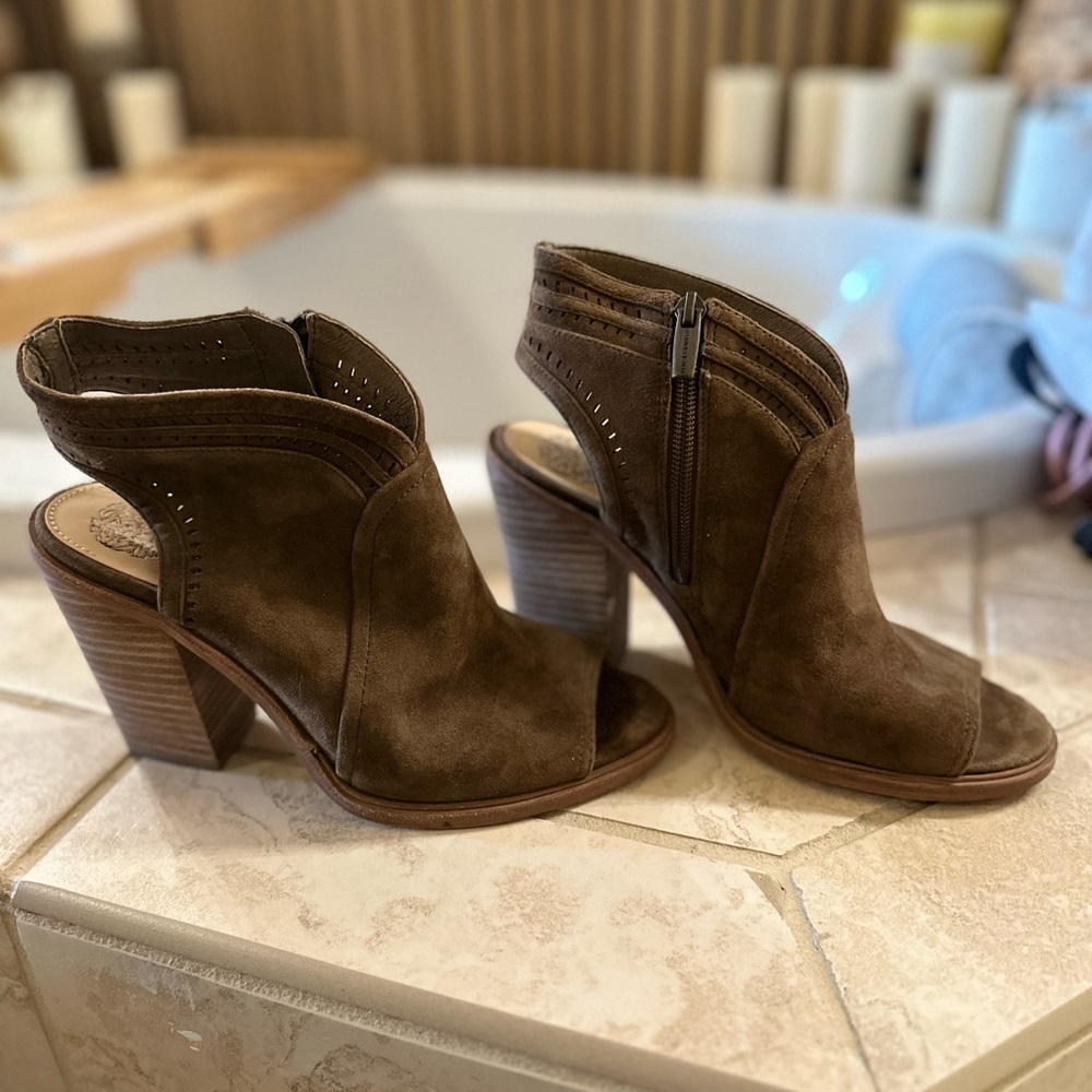 Forrest green Vince camuto booties size 7.5